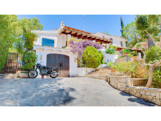 Charming Five Bedroom Sea and Golf View..