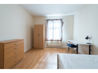 Single with double bed near Turnpike..