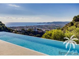 Modern Design Villa with South orientated panoramic views..