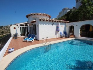 This charming and very bright villa is in excellent..