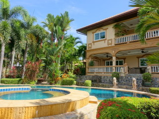 6 bedroom lakefront golf course..