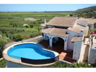 Charming villa with private pool and open views over the..