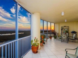 2 bedroom Condominium For Sale: Fort..