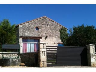 Pretty renovated 3-bed barn with land