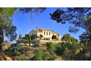 A well-kept, unique and spacious finca with 2 guesthouses..