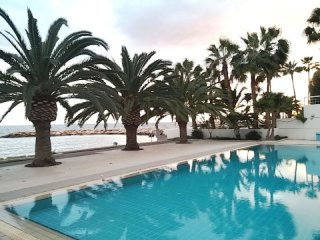 First Line Beachfront Apartment in a..