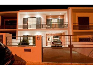 Modern 4 bedroom town house in Sesimbra