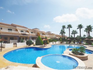 Chalet adosado de 2 plantas con terraza y jardin de 40..