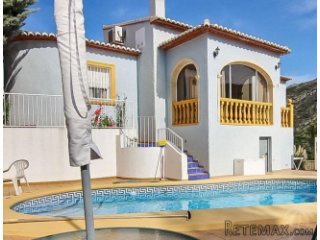 Modern detached villa on a south facing corner plot with..