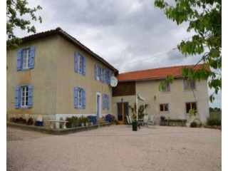 Hilltop renovated courtyard farmhouse..