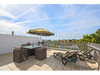 Excellent spacious top floor apartment with large private..