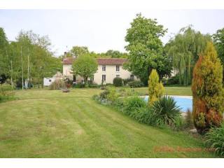 Asnieres-sur-Blour (Vienne) - Farmhouse..