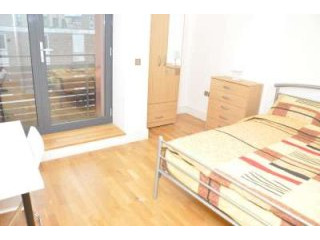 Single with double bed near Canary..