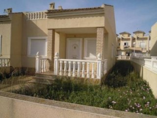 3 Bedroom 2 Bathroom Townhouse In..