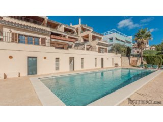 This beautiful 5 bedroom garden apartment has an area of..