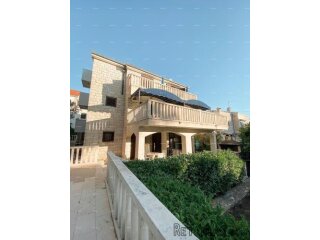 Prodaja prekrasne vile sa 6 apartmana na jednoj od..