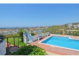 Spacious 3 Bedroom Apartment with Sea..