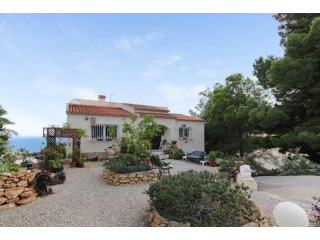 Large 5 bedroom, 3 bathroom family..
