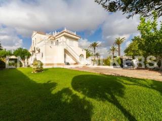Beautiful villa on 2 line. Cabo Roig