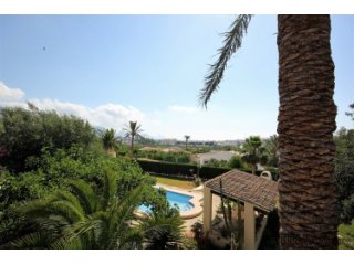 Villa med trädgård och suveränt läge i Altea.