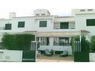 Town House - Ideally located just 2..