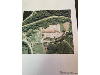 Velika parcela sa više poslovnih objekata