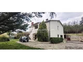 Istra, Kršan, kuća s 2 stana i velikom okućnicom