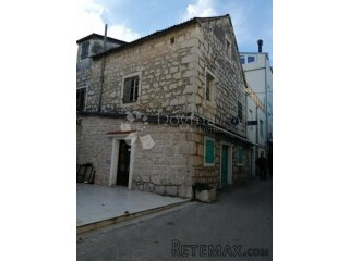 VODICE, kuća i poslovni prostor u centru blizu mora