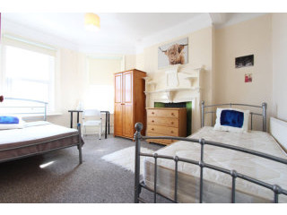 Twin with 2 single bed near Acton Town..