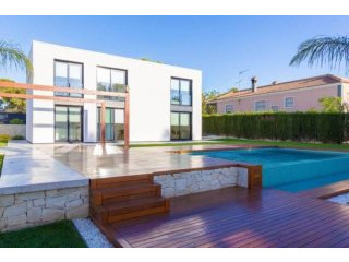 4 Bedroom 3 Bathroom Villa In..