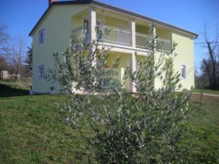 Nova kuća na 3 etaže 210m2 1km od Umaga