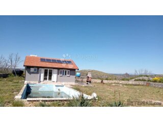 Kuća s bazenom na 3000 m2 zemljišta