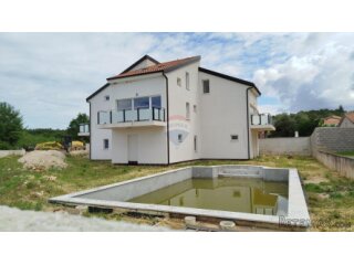 Višnjan, zgrada s četiri stana