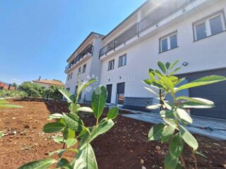 Novogradnja, apartman u prizemlju sa okućnicom, 120 m od mor