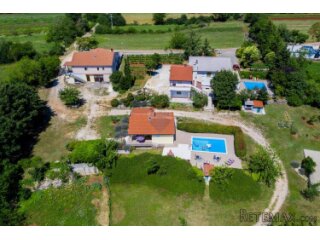 Istra, Žminj - imanje sa tri kuće i okućnicom od 8000m2