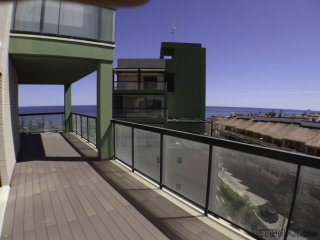 Flat with direct sea views, the living room has three..