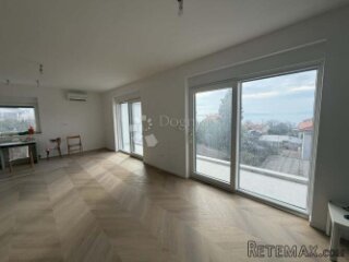 Moderan, izuzetno prostran stan 110m² – Kostrena