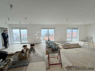 Moderan višeetažni stan 220m² s pogledom na more – Kostrena