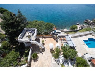 ESKLUZIVNA VILLA TIK UZ MORE