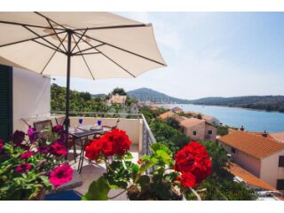 OTOK KAPRIJE – Višestambena kuća s velikom okućnicom i pogle