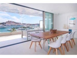 4 bedroom Apartment For Sale: Marina..