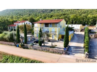 Apartmanska kuća s bazenom na frekventnoj lokaciji!