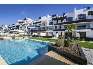 Los apartamentos se ubican en Villamartín, en urbanización..