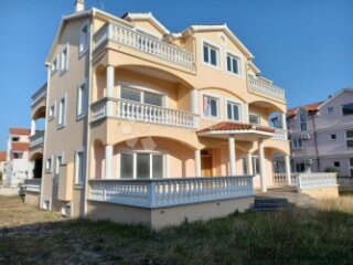 VODICE - KUĆA 800 M2 ODLIČNA PRILIKA