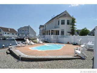 3 bedroom Flat For Sale: 1351 Laurel..