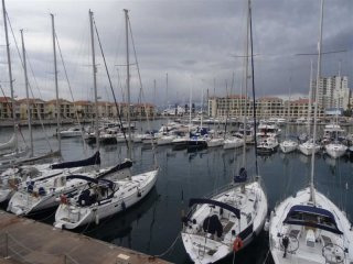 3 bed apartment in Queensway Quay