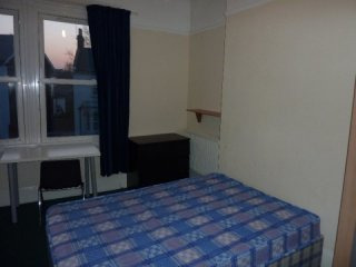 Single with double bed near Turnpike..