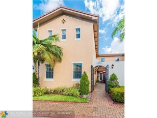 3 bedroom Town House For Sale: 14633 SW..