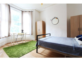 Single with double bed near Turnpike..