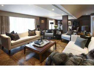 3 bed flat to rent in Hans Crescent..